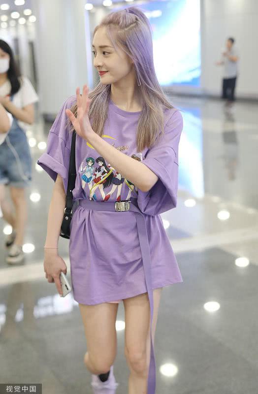 周洁琼换全新香芋紫发色皮肤奶白娇羞露出迷人甜美笑容