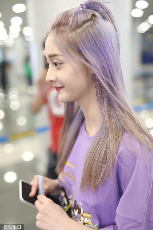周洁琼换全新"香芋紫"发色,皮肤奶白娇羞露出迷人甜美笑容!