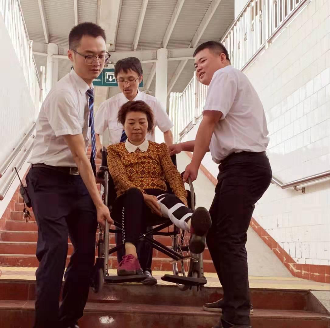 无私奉献 乐于帮助 --把暖心服务送到旅客身边