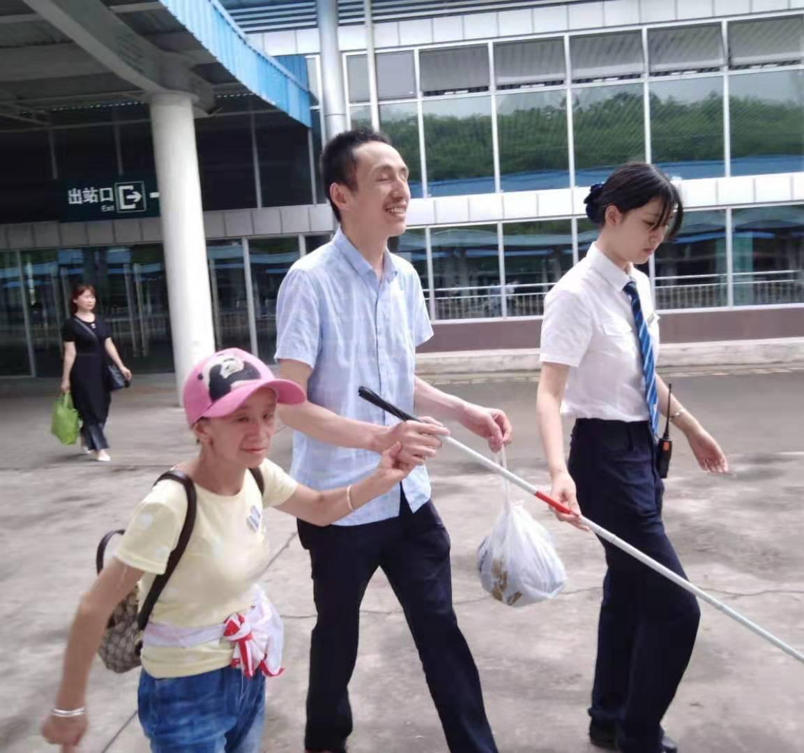 无私奉献 乐于帮助 --把暖心服务送到旅客身边