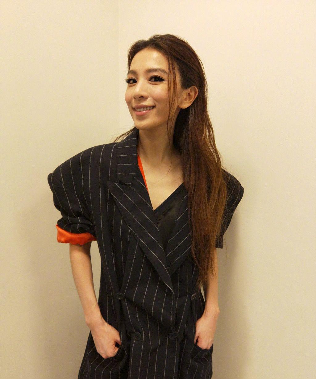 田馥甄总算高调,穿一件竖条纹西装太酷