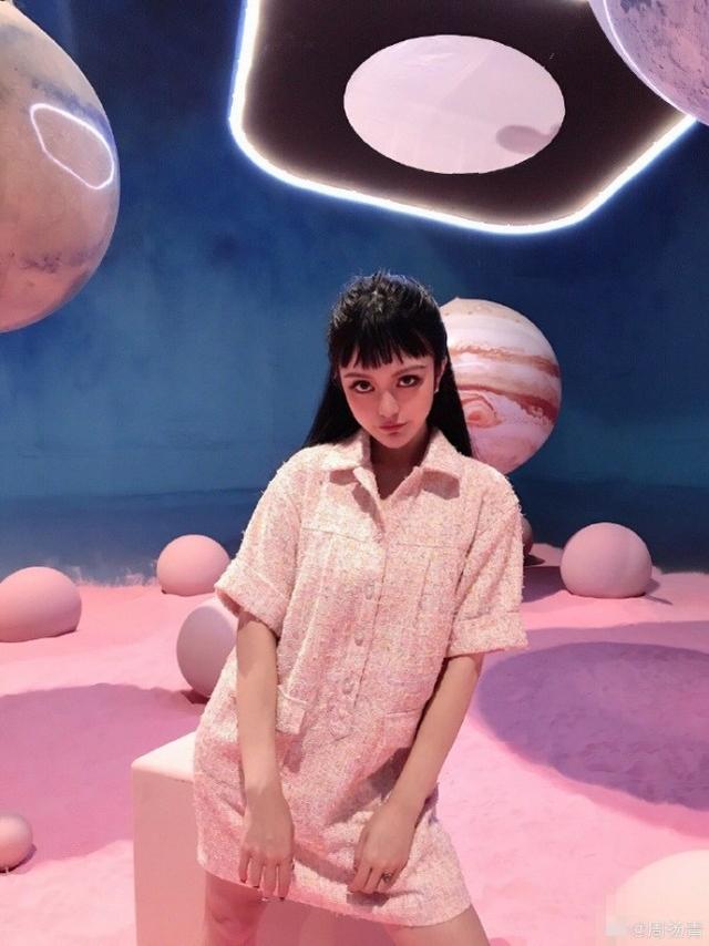 罗志祥女友晒照秀长腿,粉粉嫩嫩好像洋娃娃,狗啃刘海抢镜