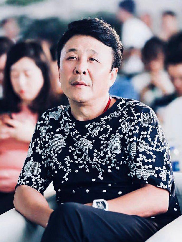 王楠7月最新照!做公益支教三年拿话筒演讲,郭斌深情凝望充满爱|王楠|