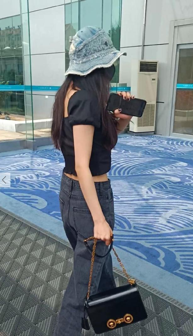 杨幂素颜亮相机场再秀好身材,蚂蚁腰重现江湖引热议不断!