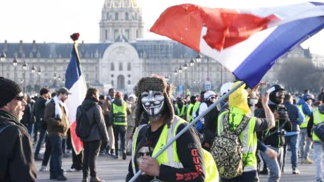 法国国庆阅兵刚结束, 黄背心就上街了.