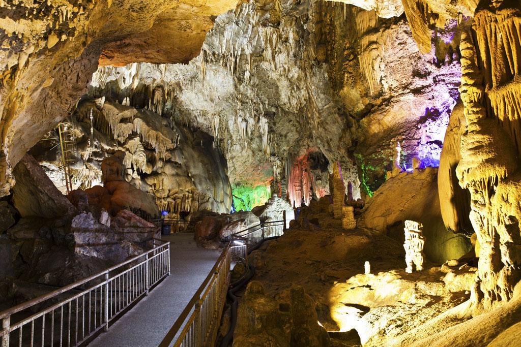 中国四大岩溶洞穴之一,规模大,洞层多,种类全而闻名的地下仙宫