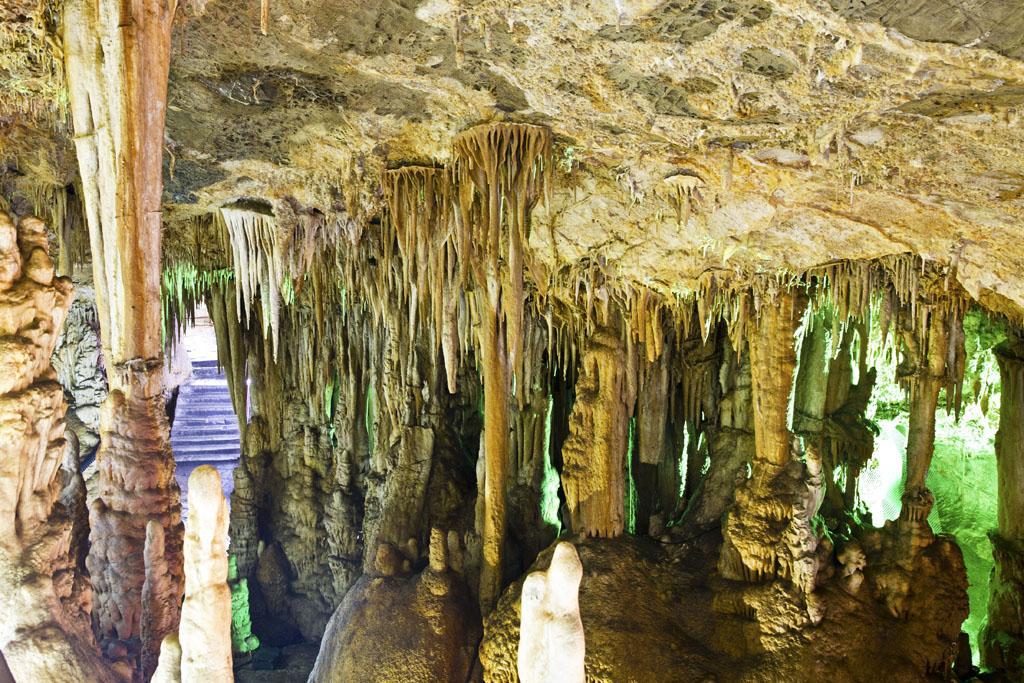 中国四大岩溶洞穴之一,规模大,洞层多,种类全而闻名的地下仙宫