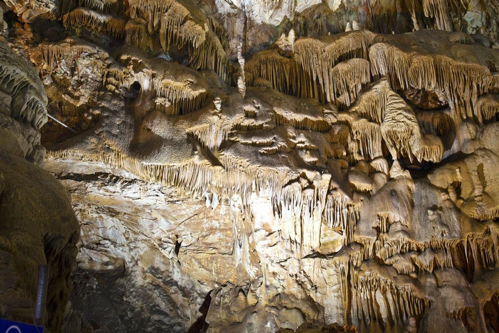 中国四大岩溶洞穴之一,规模大,洞层多,种类全而闻名的地下仙宫