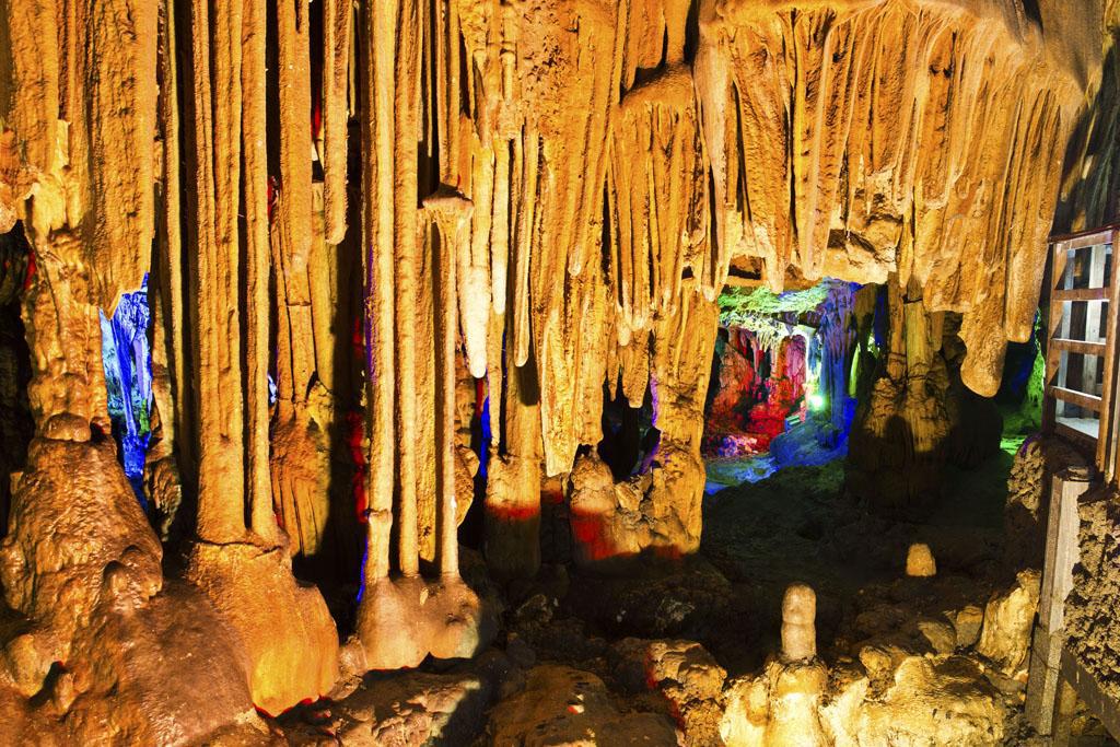 中国四大岩溶洞穴之一,规模大,洞层多,种类全而闻名的地下仙宫