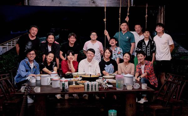 张露向往的生活综艺首秀憨萌硬汉演技派多维呈现