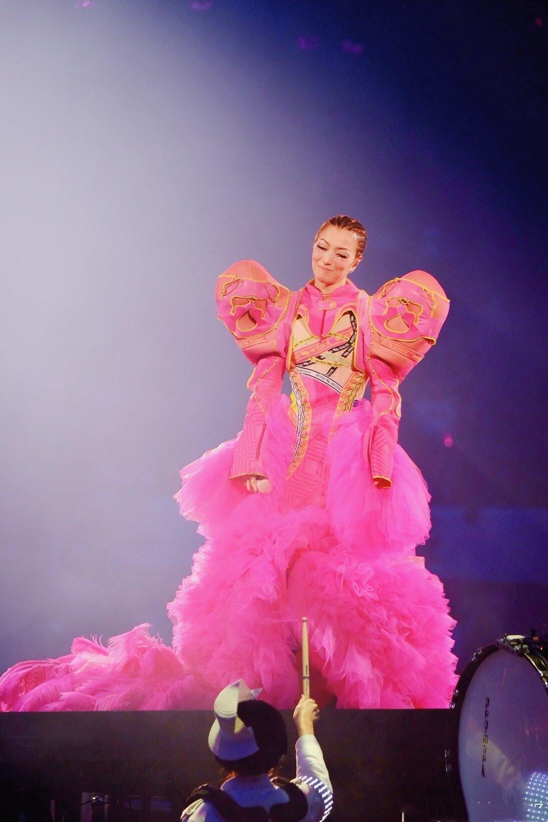 郑秀文演唱会造型奇葩,穿白色礼服像鸟,着流苏披风变身拖把精