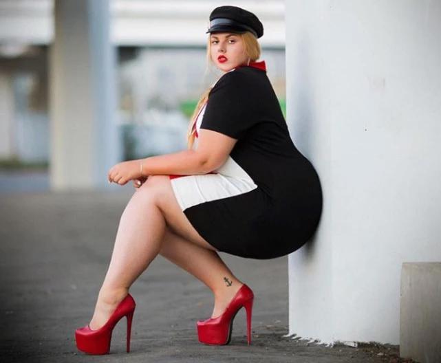 230斤大码模特,身材匀称不臃肿,把圆润演绎到了极致!