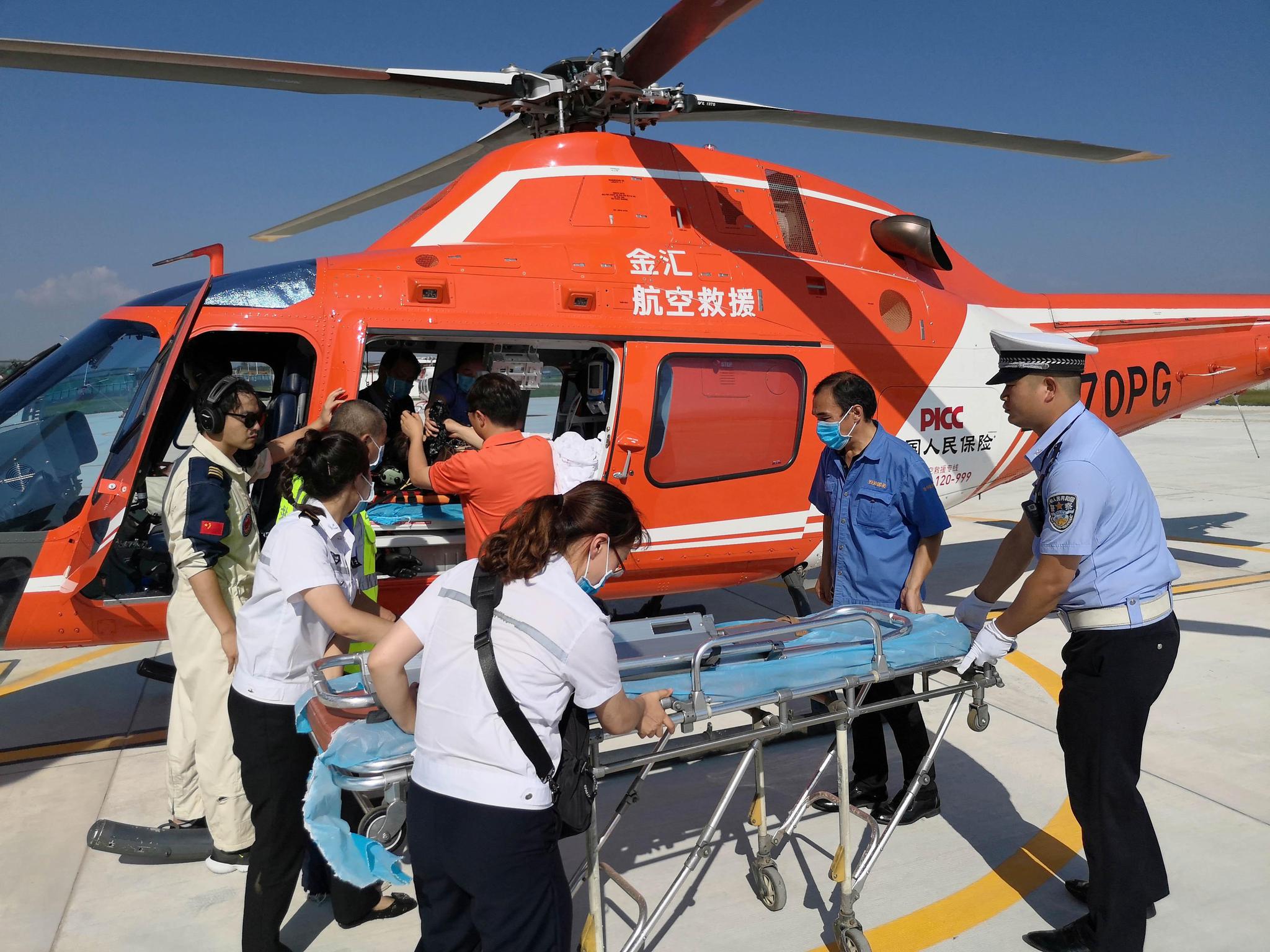 直升机经过137分飞行,降落在西安通航产业园航天机场,等候的120急救