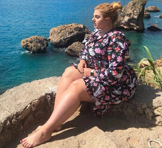 230斤大码模特,身材匀称不臃肿,把圆润演绎到了极致!