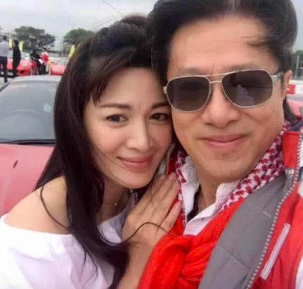 陈少霞产后秀幸福,抿嘴微笑眼袋重,李文辉为照顾镜头没抱娃