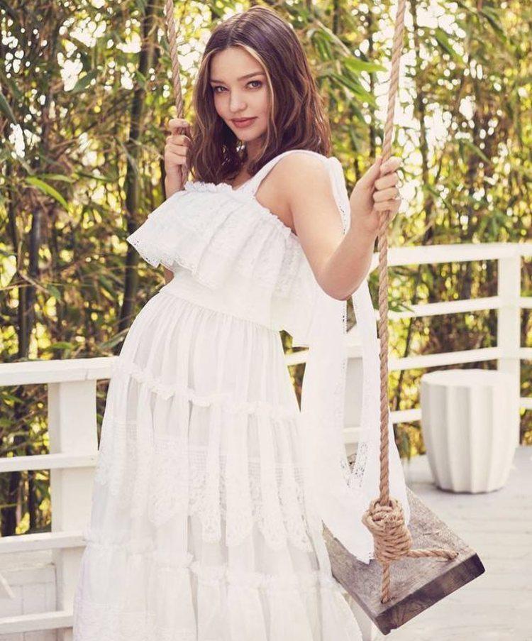 "世界名模"米兰达·可儿,出游碎花小短裙搭配草帽,清新又少女