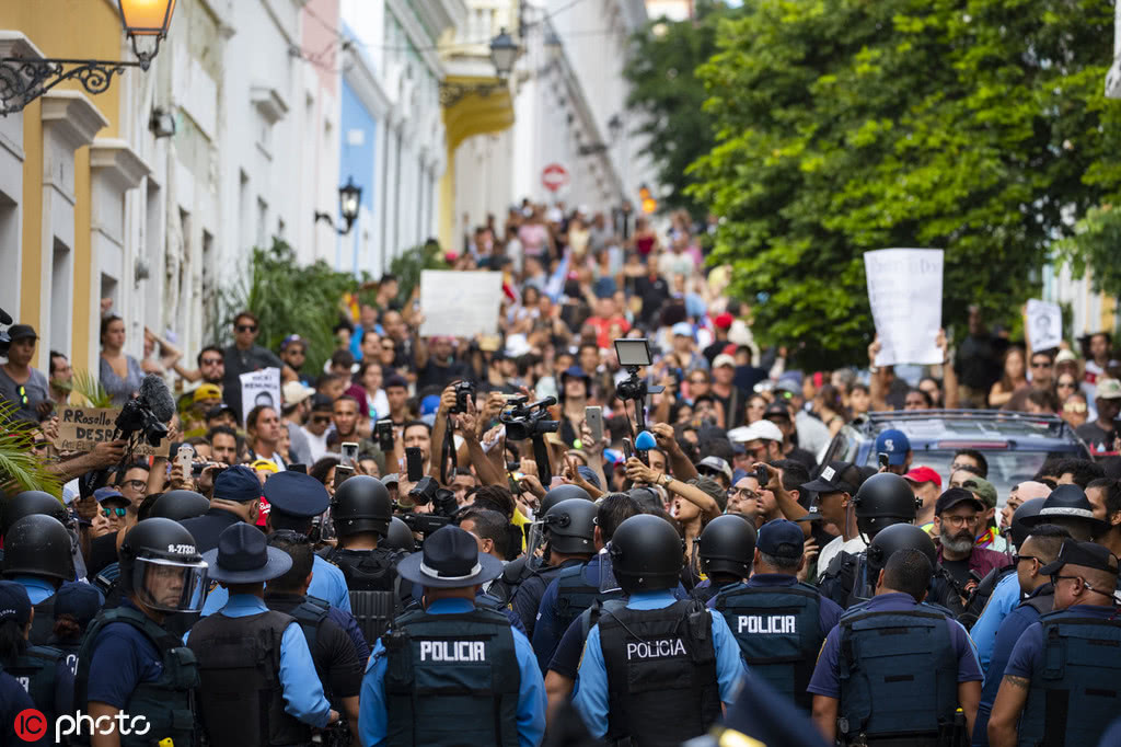 数千波多黎各民众逼总督下台 警察向人群扔催泪弹