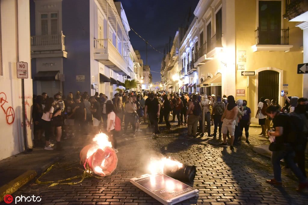数千波多黎各民众逼总督下台 警察向人群扔催泪弹