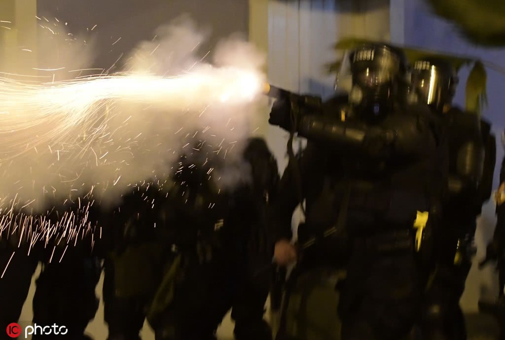 数千波多黎各民众逼总督下台 警察向人群扔催泪弹