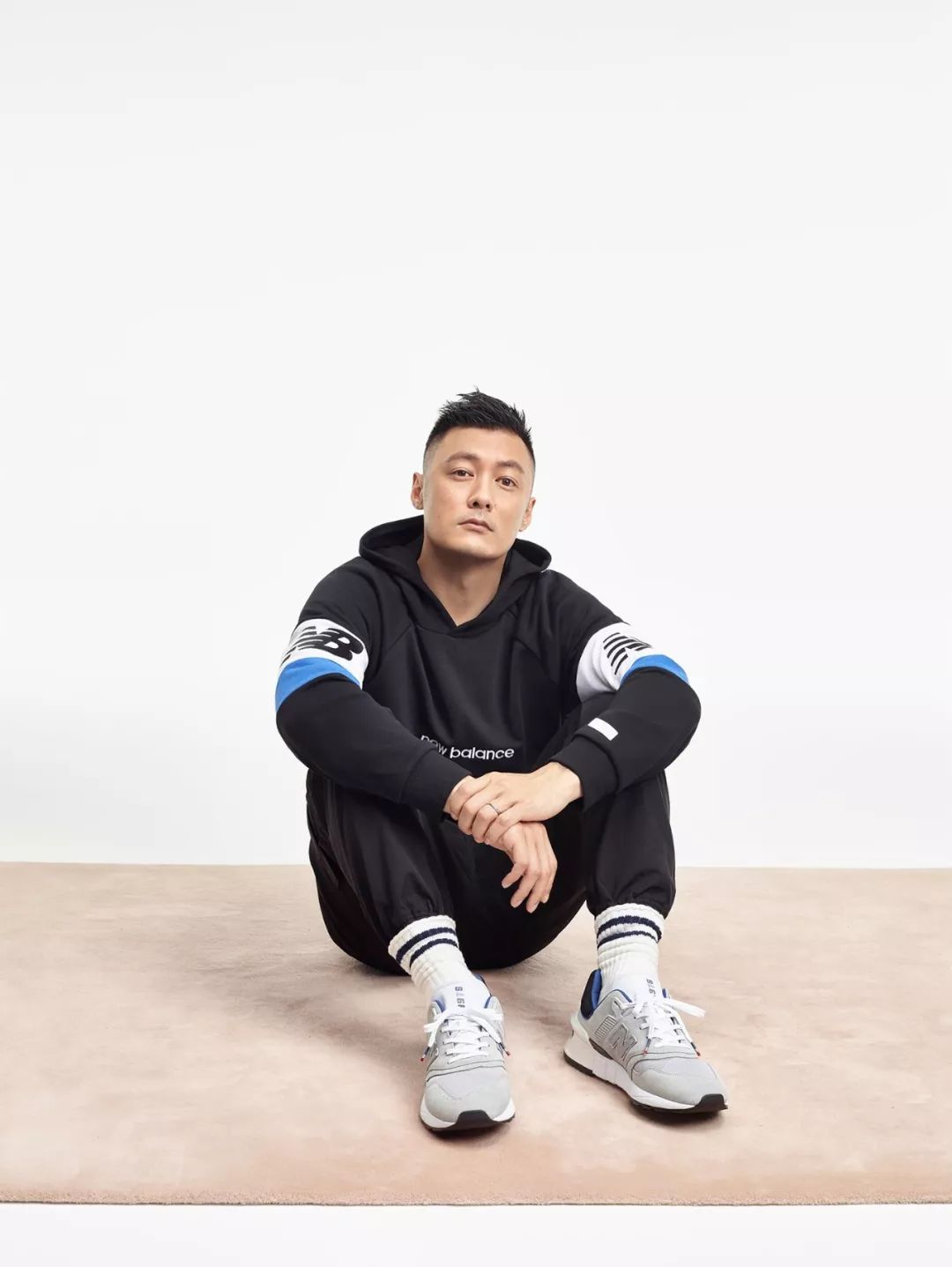 new balance再掀潮流复古风,看余文乐如何玩转高级灰