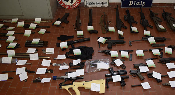 意大利警方查获的各式武器 图自意大利国家警察部队