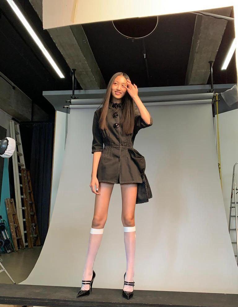 任达华女儿任晴佳,180身高拍大片,超模身材惊艳