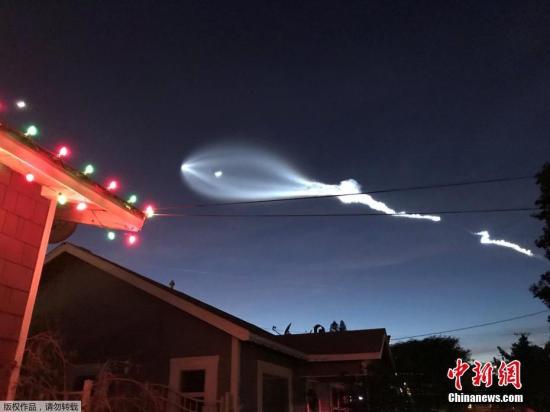 资料图：当地时间2017年12月22日，美国加州上空出现令人叹为观止的景象，看起来像是外星人的入侵，或者像有人在天空中打出一个洞。而那实际上是一个多级火箭的发射场景。 文字来源：环球网