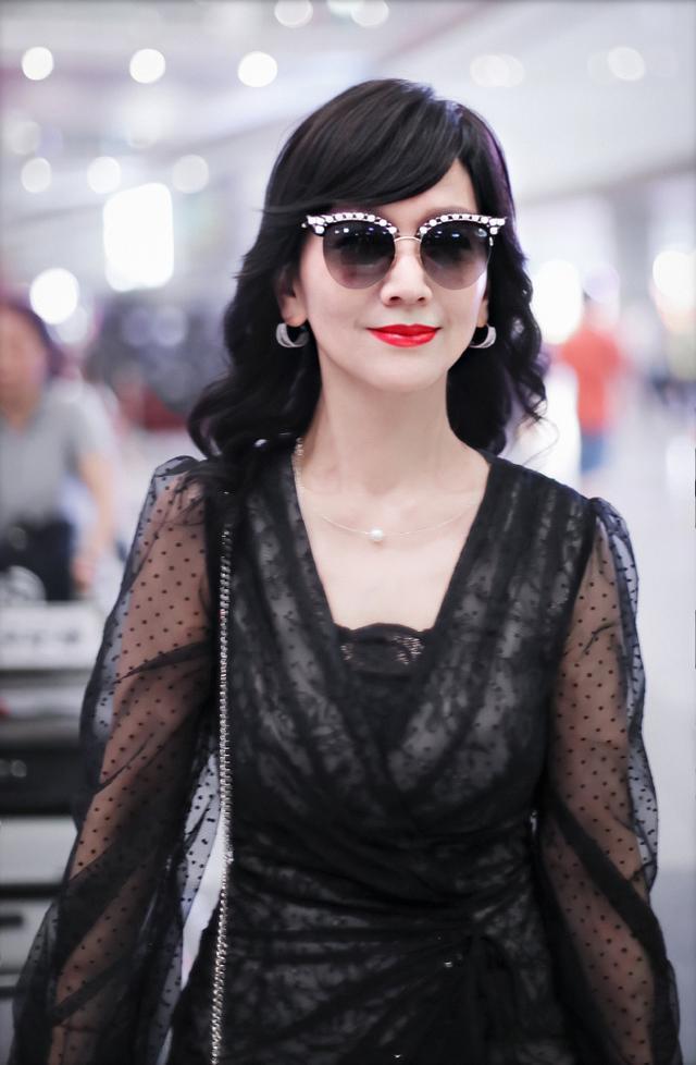 64岁赵雅芝逆生长,一身蕾丝装不显老气,气质清新冻龄让人折服67