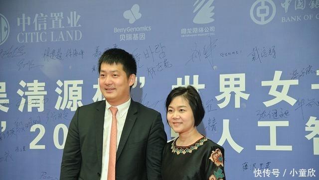 42岁常昊与50岁妻子张璇近照!结婚20年后恩爱美满,女儿已18岁