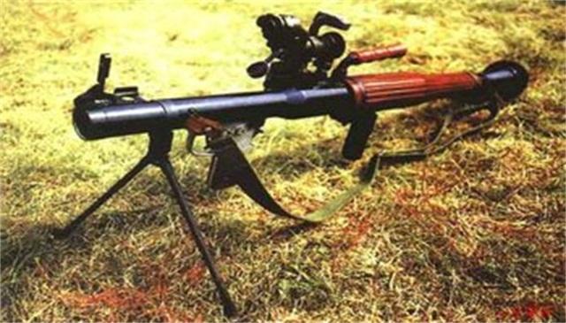 与56式火箭筒配套的1956年式40毫米火箭破甲弹亦采用平衡抛射原理,虽