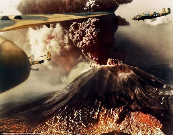 资料图片：二战美军B-25轰炸机飞越正在喷发中的意大利维苏威火山。（图片来源于网络）