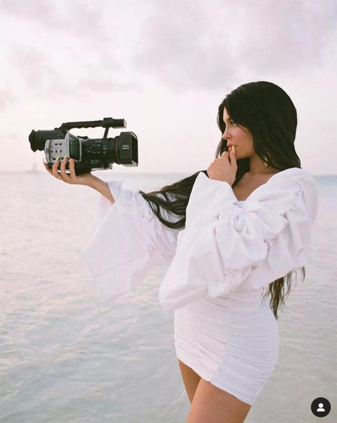 新浪看点# 22岁金小妹晒沙滩靓照,眼神尽. 来自兔子先生时尚 - 微博