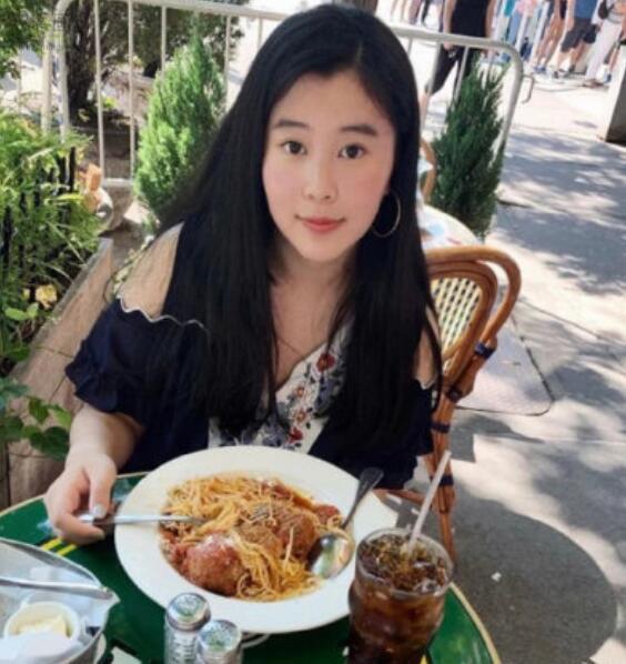 杨子的大女儿杨海润 长发飘飘,清纯漂亮,五官精致