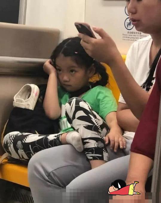 阿拉蕾坐地铁被拍,妈妈一直都在玩手机,阿拉蕾无聊到咬头发?