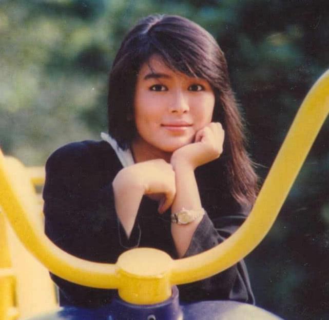 她18岁成名,曾与大8岁富商相恋,如今52岁身家过亿却未婚?