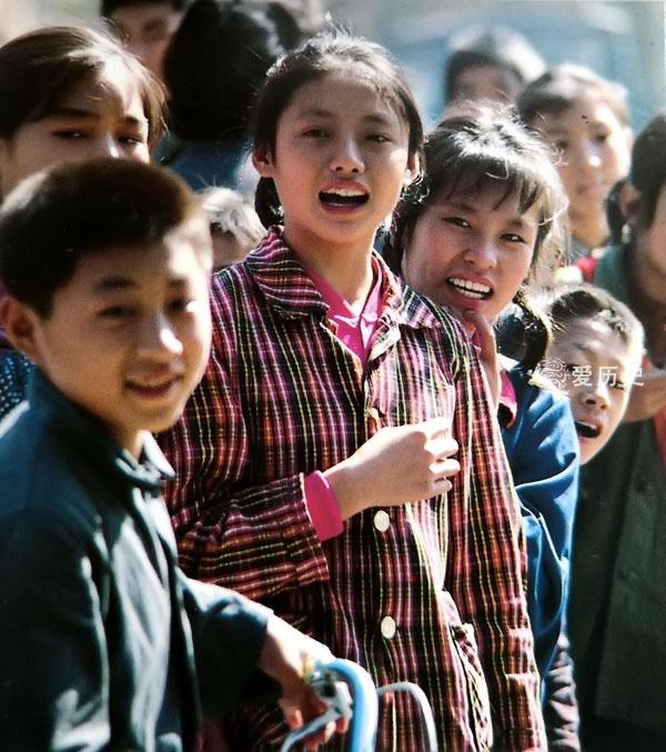 七十年代末红瓦黄墙的青岛彩照 年轻人在春和楼里畅饮啤酒