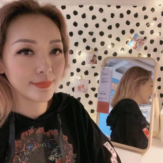 依旧是空白,社交平台上分享的都是各种拍戏状态以及享受生活的乐趣
