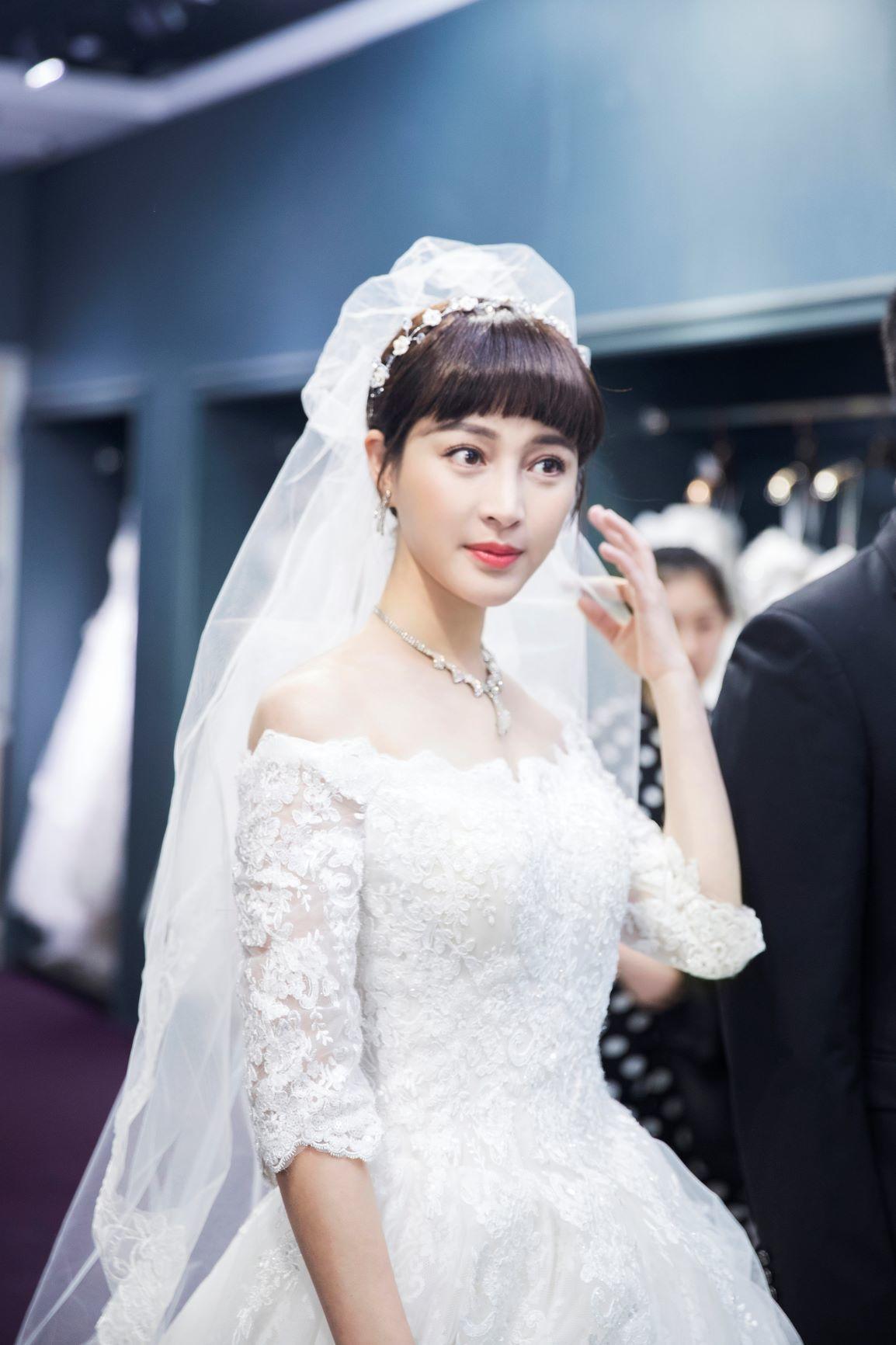 甘婷婷婚纱剧照引热议 复古造型甜蜜升级