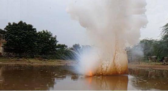 把一斤金属钠扔河里会怎样?男子作死实验,10秒后整个场面失控了