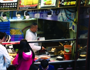 夫子庙一家老牌臭豆腐店。 现代快报 图