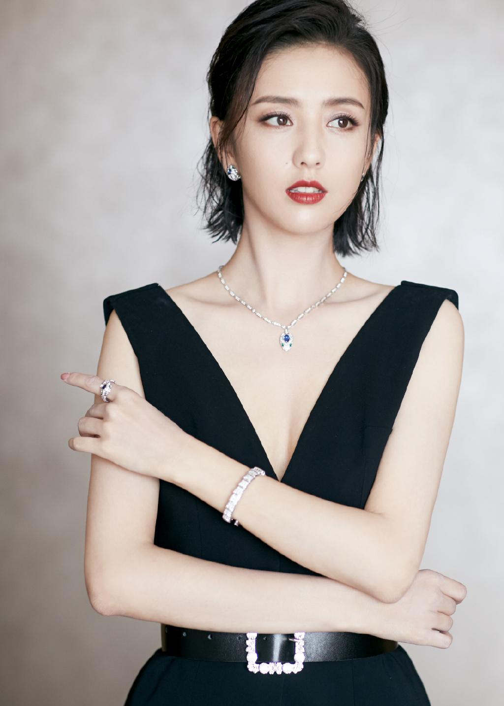 佟丽娅身穿一袭黑色深v礼裙出席活动,显得高贵优雅,时髦又减龄