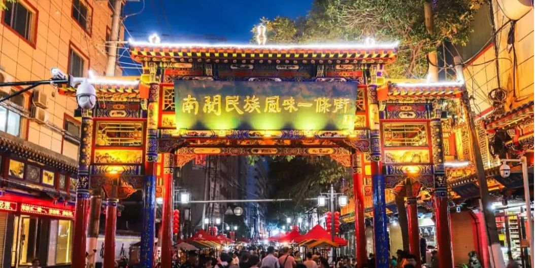 兰州的南关民族风味一条街。 兰州晨报 图