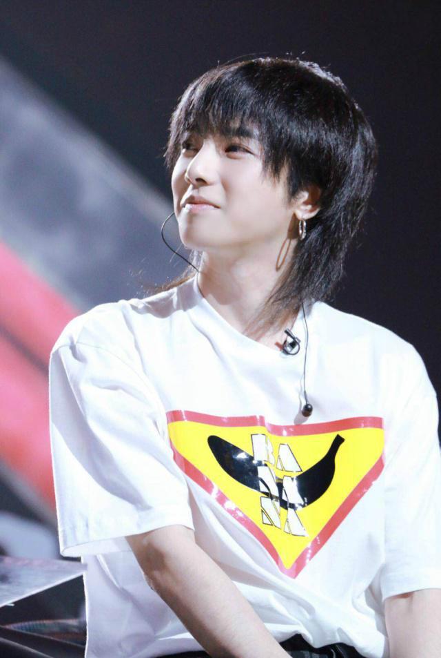 鹿晗鹿晗一身银色休闲西装,搭配橘棕色的鲻鱼头,看上去像温柔的霸道