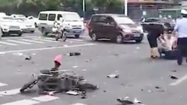 现场视频：江苏常州小车撞翻电动车 多车受损有人受伤倒地