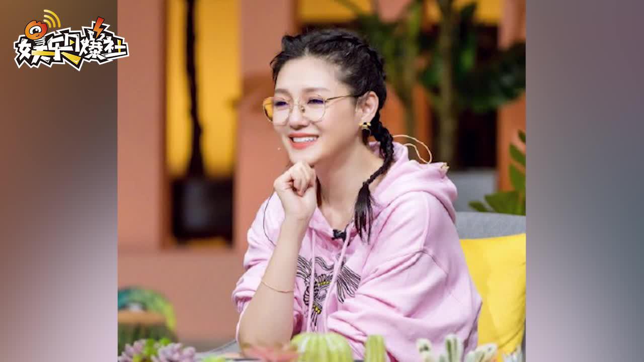 视频:43岁大s拳击辫少女感十足 粉卫衣配眼镜展冻龄甜酷