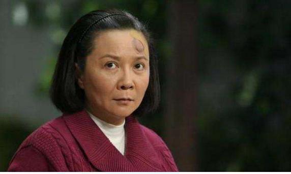 吴亦凡新发型现身机场,却有网友表示撞脸"马大姐"!他俩像吗?