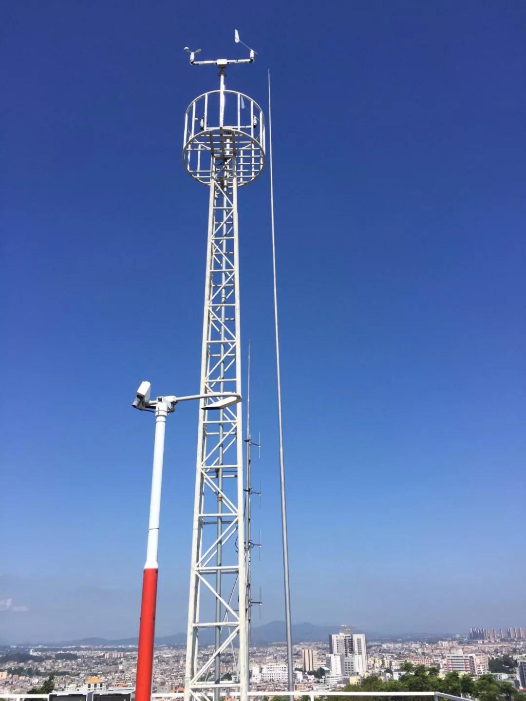 讲解员热情地向孩子们科普气象观测方法的发展史,孩子们听得兴致勃勃