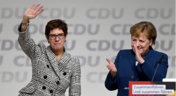 卡伦鲍尔(左)有“小默克尔”之称,被外界普遍视作是默克尔的“接班人”。