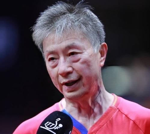 看到马龙年老,头发花白,眼袋