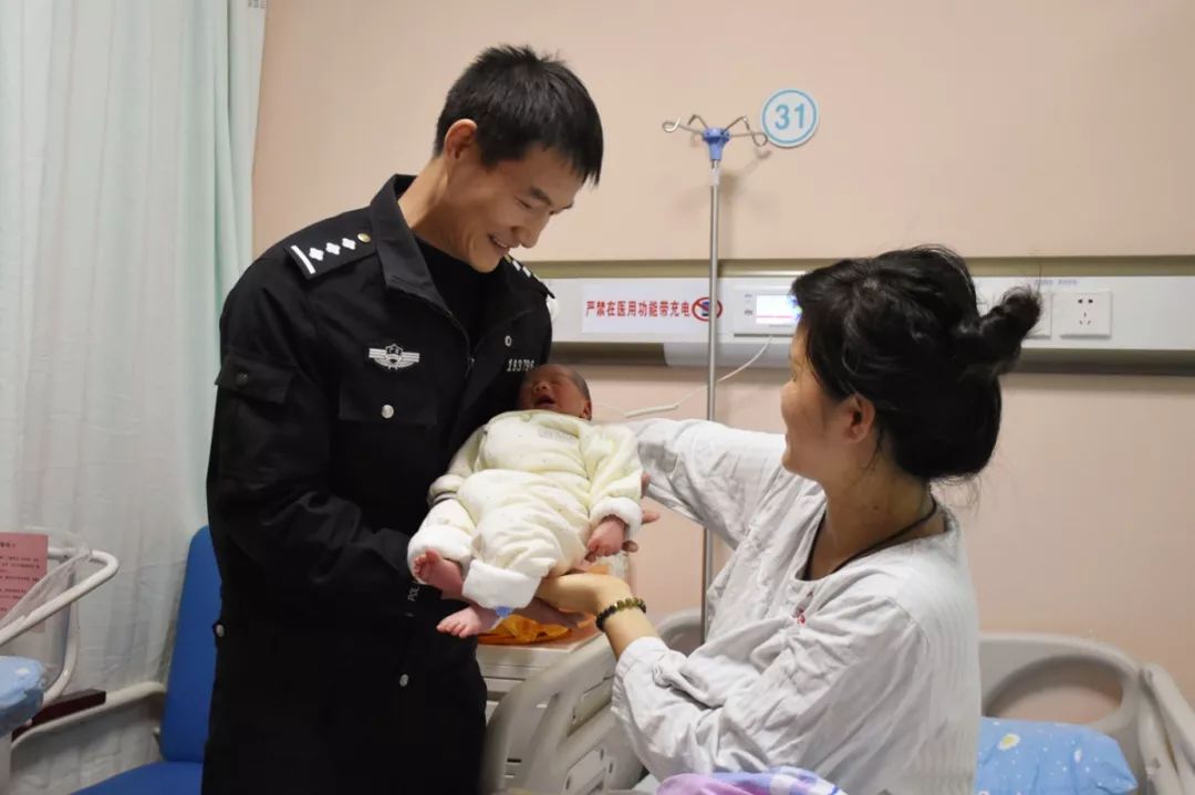 顺德一孕妇被堵在105国道上!羊水已破.